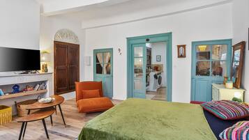 Iron/ironing board, WiFi, bed sheets