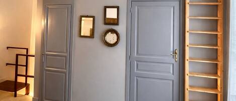 1 habitación, tabla de planchar con plancha, wifi gratis y ropa de cama