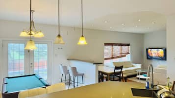 House, 4 Bedrooms, Accessible, Smoking | Living room