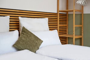 Tabla de planchar con plancha, internet y ropa de cama 