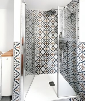 Een douche, een haardroger, handdoeken