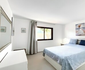 Een strijkplank/strijkijzer, wifi, beddengoed