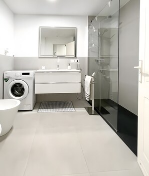 Een douche, een haardroger, handdoeken