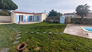 Il s’agit d’une propriété résidentielle dotée d’une piscine, d’un petit abri de jardin et d’une terrasse dallée.