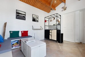 Interior - Guest Room - La Barjuline-The Studio for 4 Guests with Shared Pool (La Brée-les-Bains)