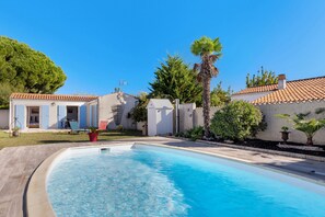 Pool - Guest Room - La Barjuline-The Studio for 4 Guests with Shared Pool (La Brée-les-Bains)