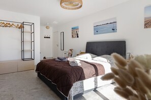Room - Bed and Breakfast 'Suite Les Plages' with Shared Pool, Shared Garden and Wi-Fi (La Brée-les-Bains)