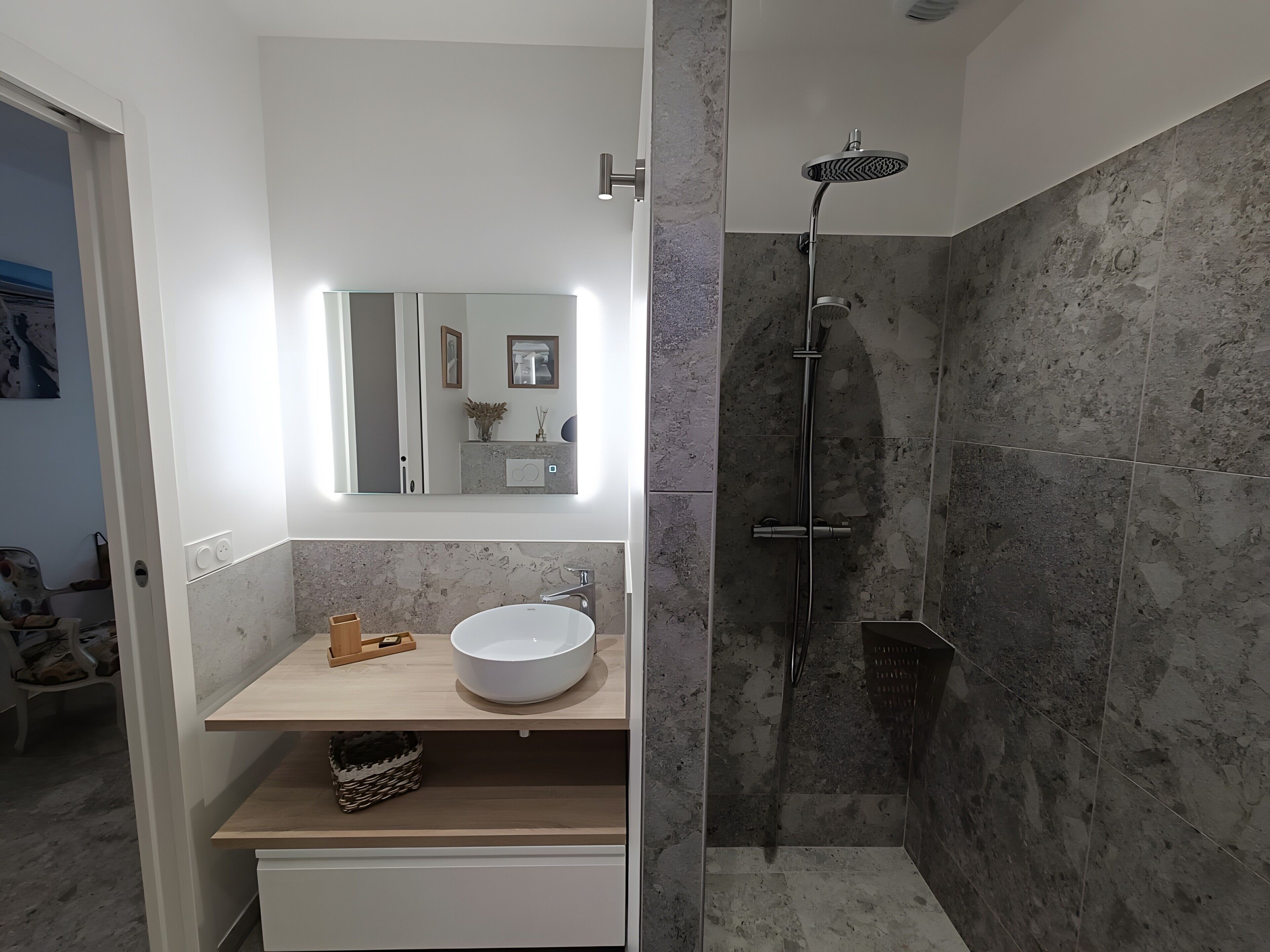 Douche, serviettes fournies