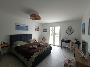 Room - Bed and Breakfast 'Suite Les Plages' with Shared Pool, Shared Garden and Wi-Fi (La Brée-les-Bains)