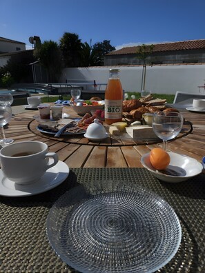 Outdoor dining - Bed and Breakfast 'Suite Les Plages' with Shared Pool, Shared Garden and Wi-Fi (La Brée-les-Bains)