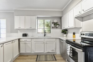 Fridge, microwave, oven, stovetop - Riverside Heights Retreat |Sleeps 10 | Riverwalk (Tampa)