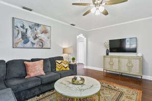 TV - Riverside Heights Retreat |Sleeps 10 | Riverwalk (Tampa)
