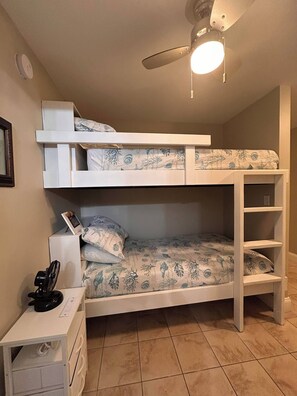 2 bedrooms, iron/ironing board, free WiFi, bed sheets - Luxury 14th floor condo. Amazing beach and sunset views. Private beach access. (, Panama City Beach)