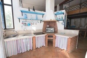 Fridge, oven, stovetop, coffee/tea maker - Grandparents' Shelter between Sky and Sea (Lazio)