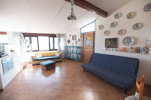 TV, books, stereo - Grandparents' Shelter between Sky and Sea (Lazio)