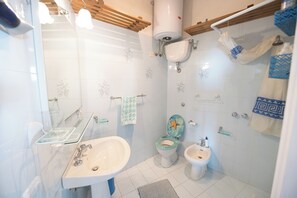 Dusche, Haartrockner, Bidet, Handtücher