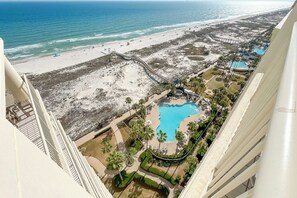 Ein Resort mit Strand, Schwimmbad und Meerblick.