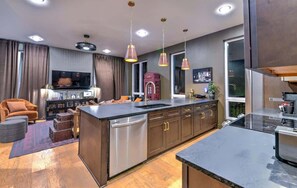 Fridge, microwave, oven, stovetop - LUX 4BR/4BA Home w/ Game Rm & Hot Tub | Sleeps 12+ (Nashville)