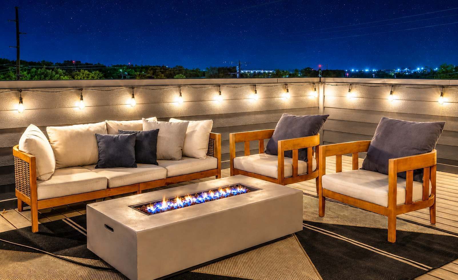 Un espacio al aire libre con sofás, sillas y una chimenea.