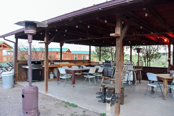 Outdoor dining - Mountain View Lodge (Fort Davis)