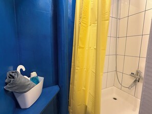 Regadera, toallas, jabón, papel de baño 