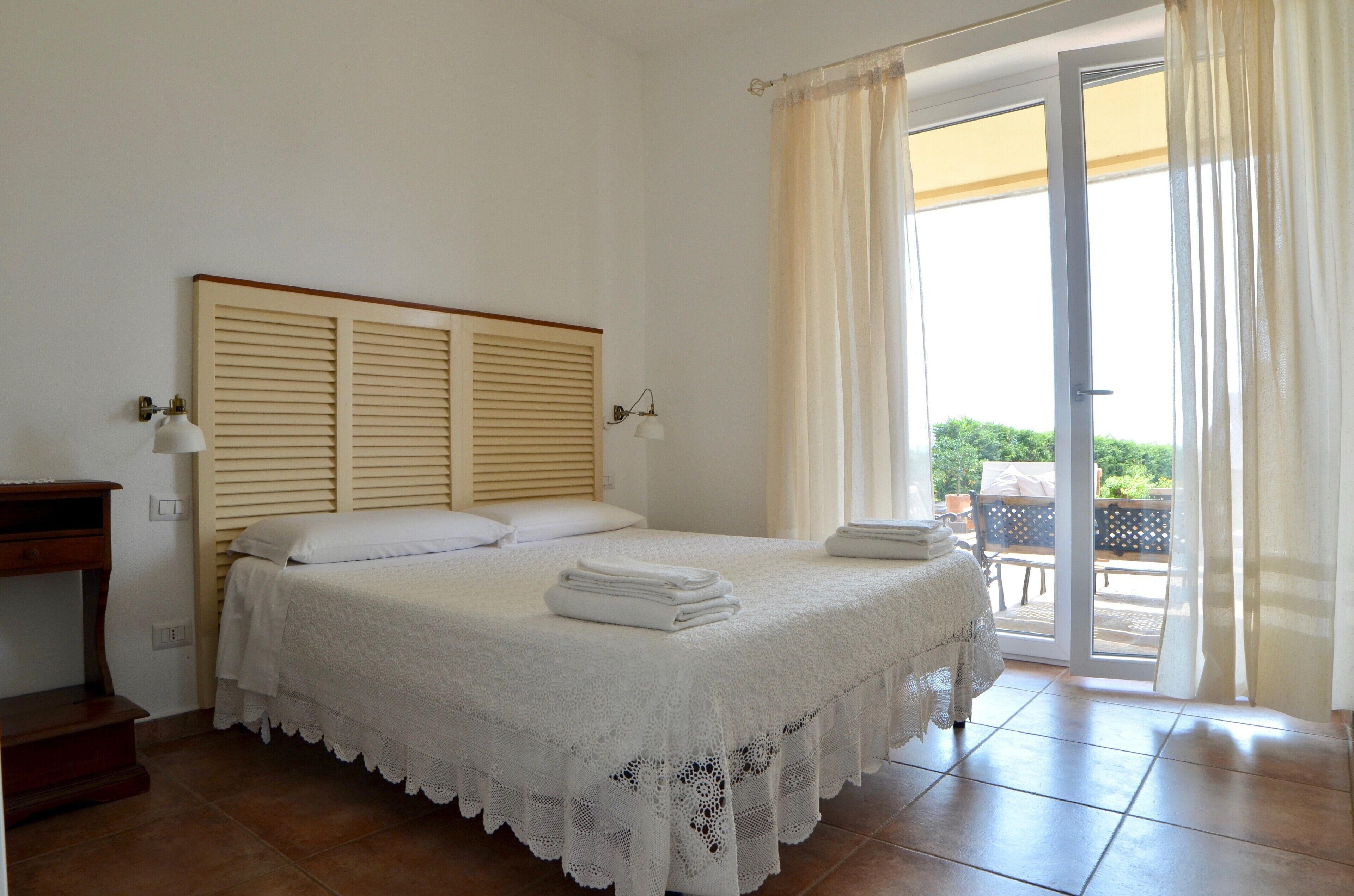 Iron/ironing board, WiFi, bed sheets, wheelchair access
