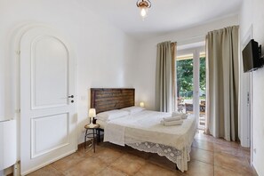 4 bedrooms, iron/ironing board, WiFi, bed sheets - Magical Country House near Rome with Hot Tub (Genzano di Roma)