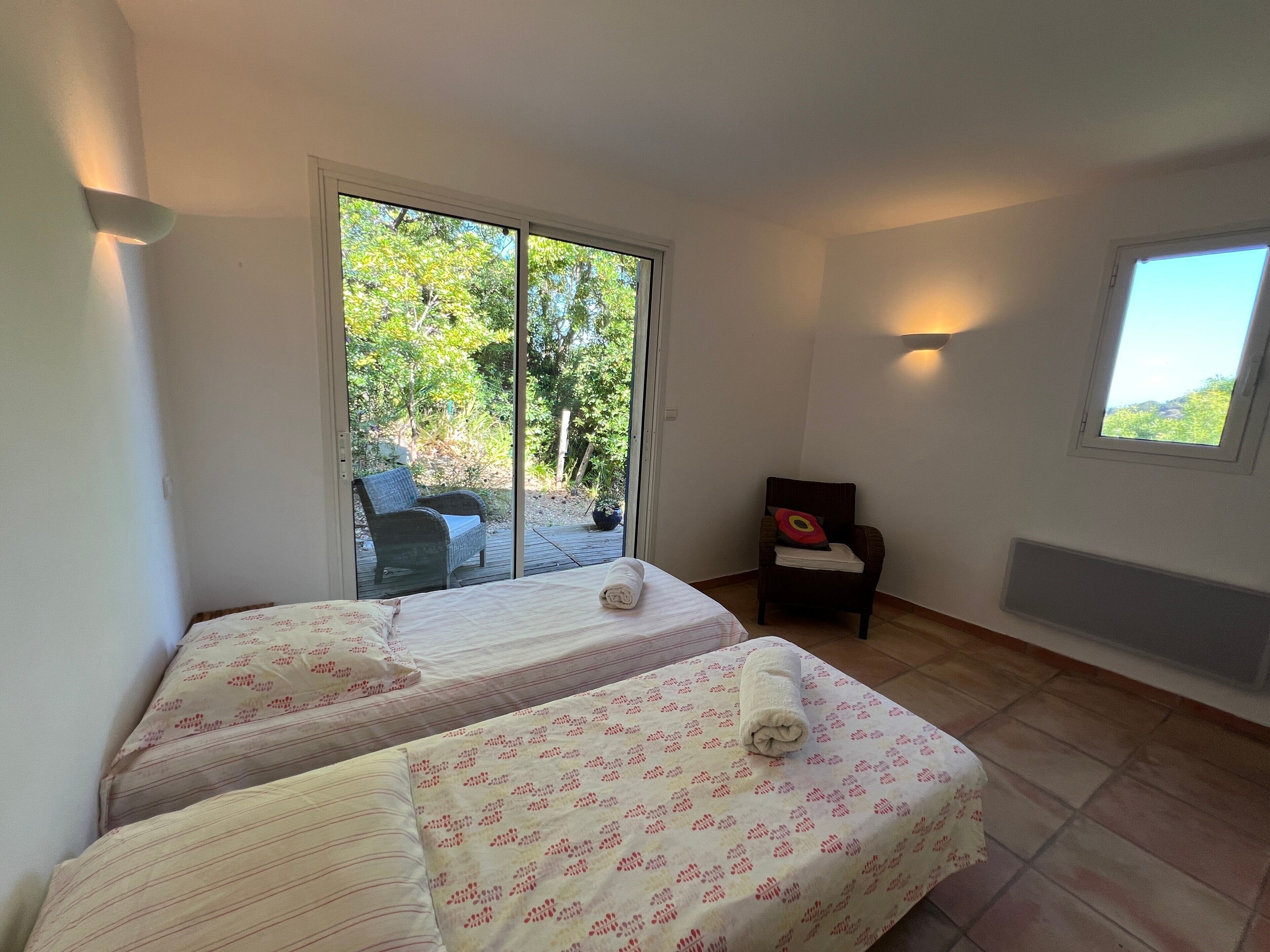 Iron/ironing board, bed sheets