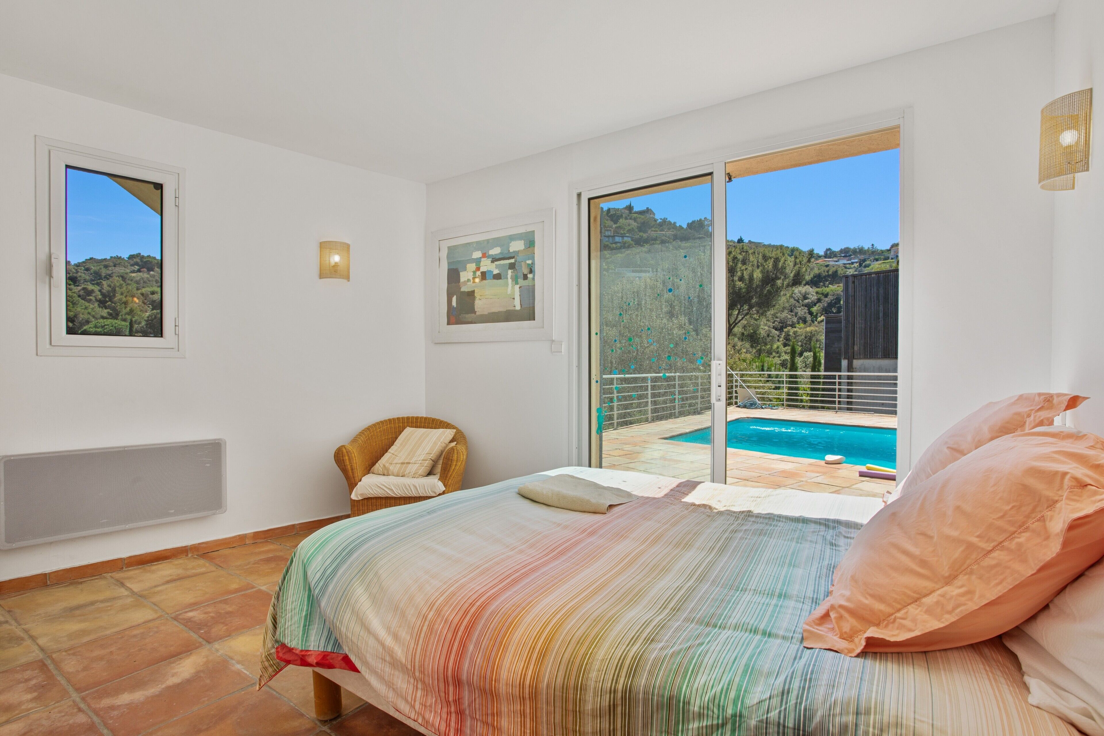 Tabla de planchar con plancha y ropa de cama 