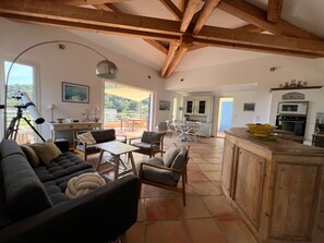 TV, DVD player, ping pong, stereo - La Touline: Family Villa in the Heart of Cap Bénat (Bormes-les-Mimosas)