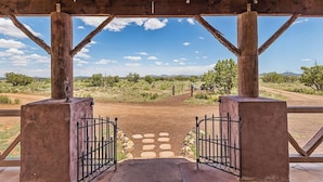 A covered outdoor area with a view of a dirt path and sparse vegetation. - Stargazing Oasis | A/C | 35 Min to Grand Canyon (Williams)