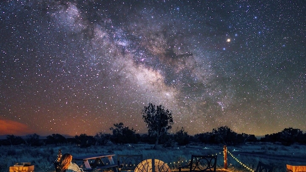A starry night sky with a fire pit and seating area. - Stargazing Oasis | A/C | 35 Min to Grand Canyon (Williams)