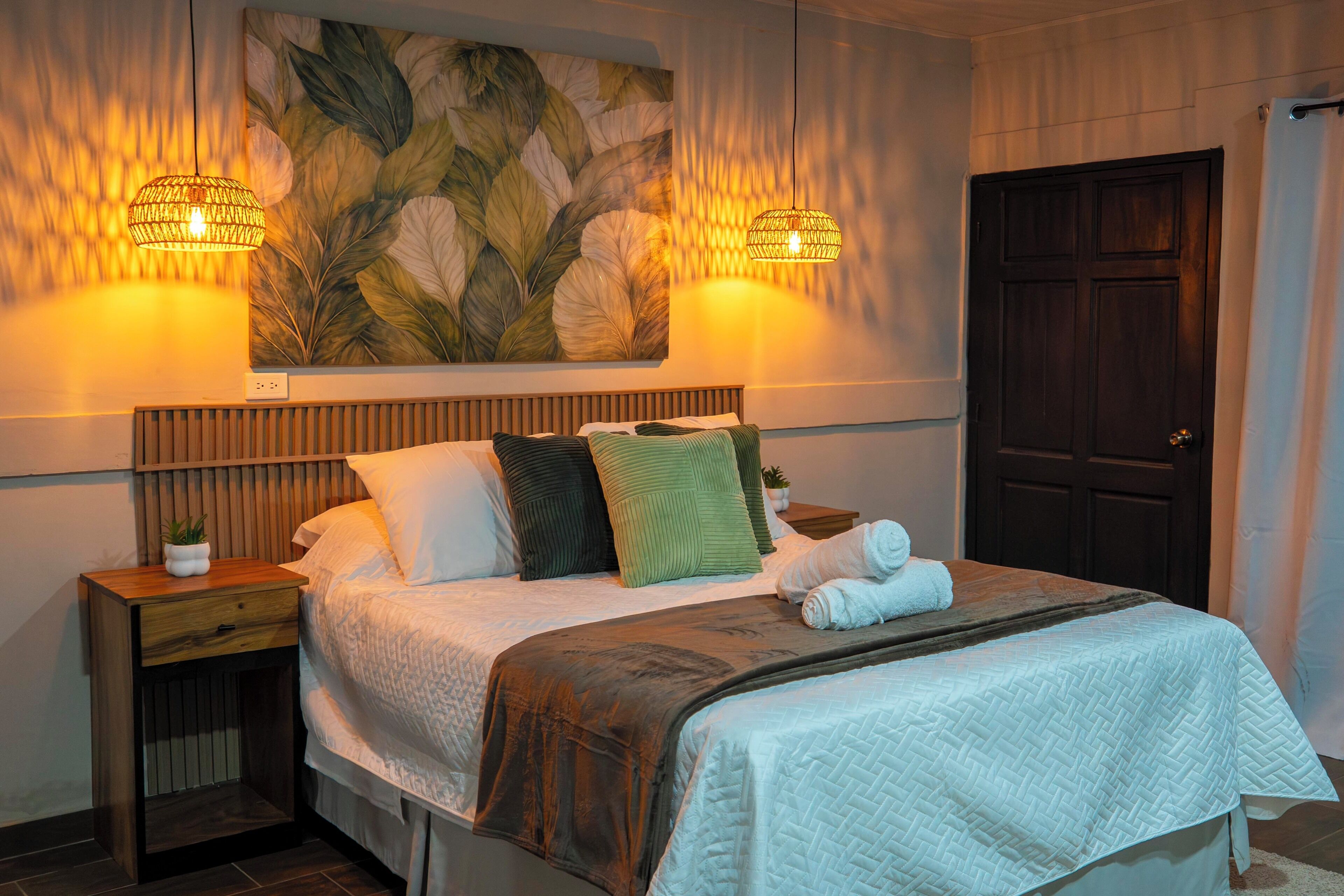 4 bedrooms, iron/ironing board, WiFi, bed sheets