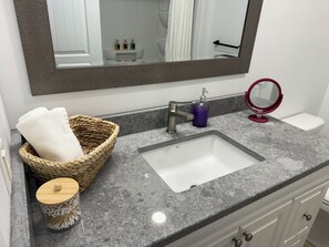 Een douche, een haardroger, handdoeken, zeep