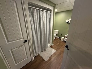 Dusche, Haartrockner, Handtücher, Seife