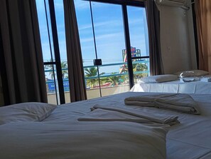 Phòng 4 Tiêu chuẩn, ban công, quang cảnh hồ bơi