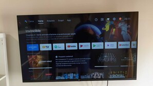 Ein Fernsehbildschirm zeigt eine Streaming-Dienstanwendung mit verschiedenen Inhaltsangeboten.