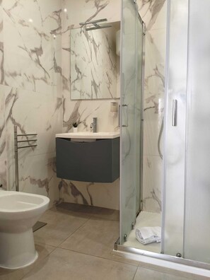 Shower, hair dryer, bidet, towels - Live Palermo: apartment for two near to Ballarò and Policlinico (Palermo)