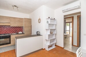 Kühlschrank, Ofen, Herdplatte, Wasserkocher