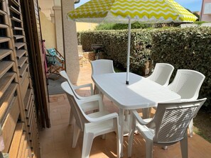 Outdoor dining - Holiday Home 'Il Gabbiano Perla Turchese' with Pool View, Wi-Fi & Air Conditioning (Palau)