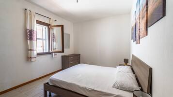 3 slaapkamers, een strijkplank/strijkijzer, wifi, beddengoed