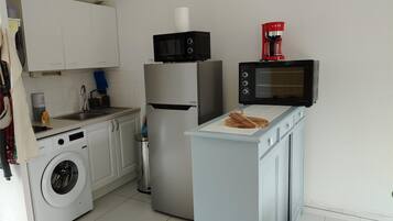 Frigorifero, microonde, forno, piano cottura