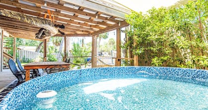 HonkeyTonk Hideaway|Ozello|Sleeps10|Waterfront|PoolTable|Bar