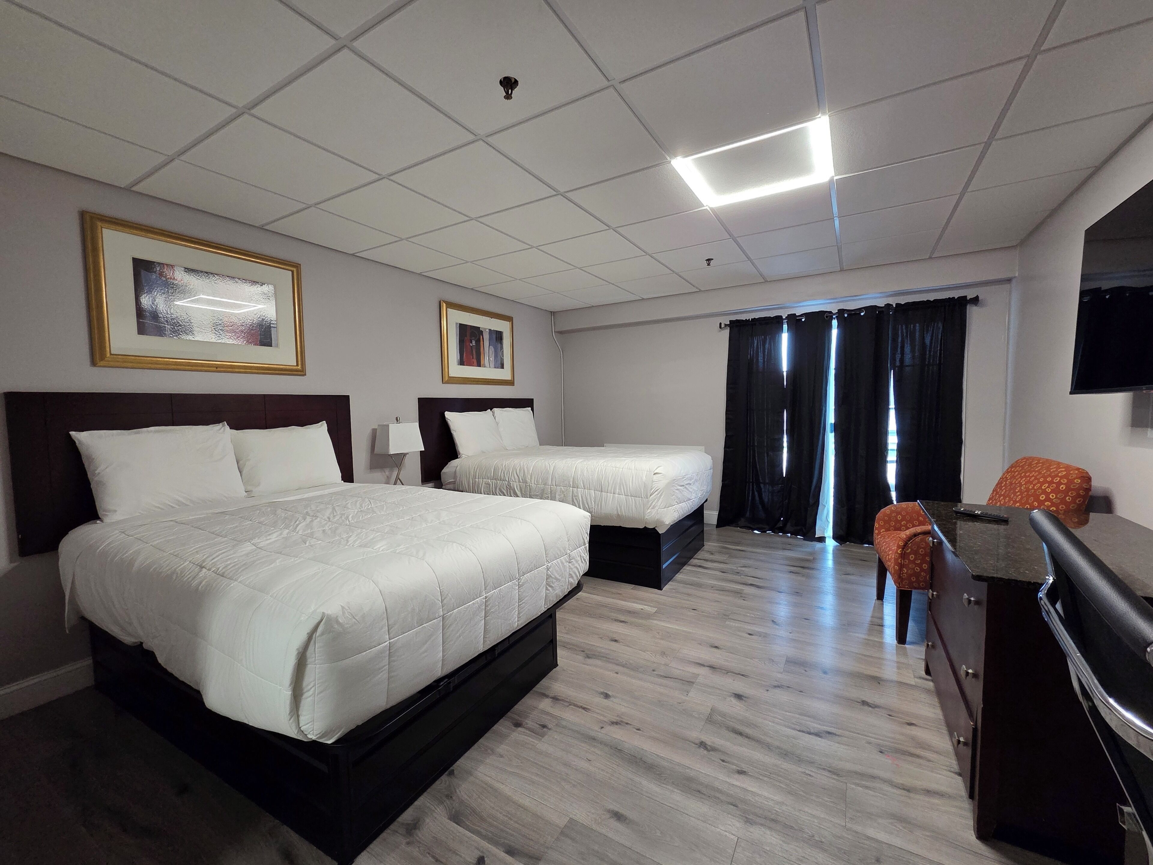 Deluxe-Zimmer, 2 Doppelbetten, Balkon | Minibar, kostenloses WLAN, Bettwäsche