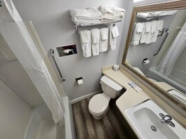 Badkar/dusch, gratis toalettartiklar, handdukar och tvÄl