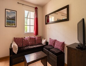 Living room - Functional Alpine Base for 8 Guests (Loudenvielle)