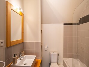 Apartment | Bathroom - Functional Alpine Base for 8 Guests (Loudenvielle)