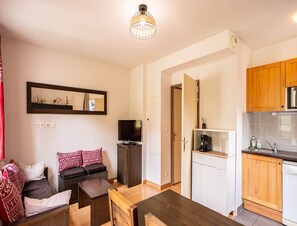 Apartment | Living room - Functional Alpine Base for 8 Guests (Loudenvielle)