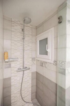 Een douche, een haardroger, handdoeken, zeep