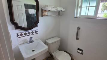 Kamar Single Standar, Bebas Asap Rokok | Kamar mandi | Shower, perlengkapan mandi gratis, handuk, dan sabun
